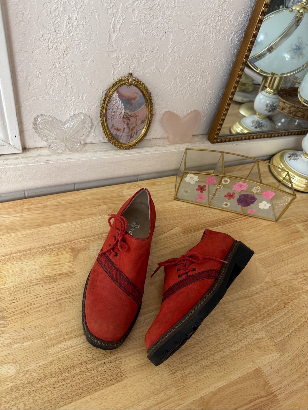 Whimsical Ara Naturform Red Suede Lace-Up Oxford Lug Sole Shoes Size 7
